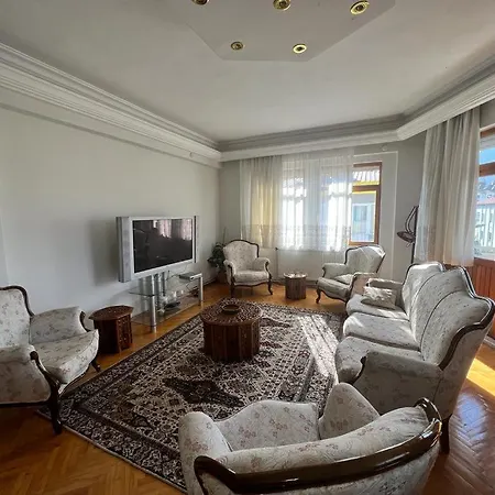 Apartment Spacious 2 Bedroom 1 Living And Dining 1 Sitting 1 Bath *